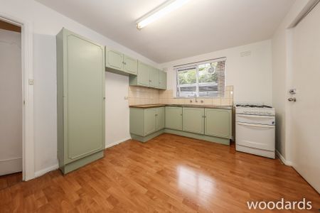 Freshly painted, spacious two-bedroom apartment - Photo 3