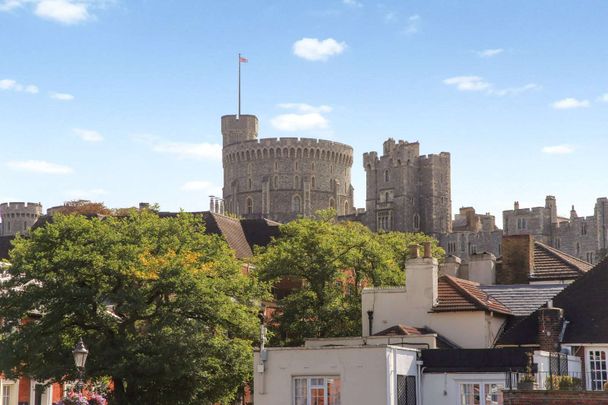 Superb furnished apartment in outstanding riverfront location with views to Windsor Castle over the River Thames. - Photo 1