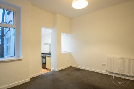 2 Bedroom House - Terraced - Photo 4