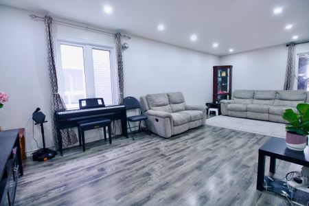 For Lease - 5125 Salishan Circle, Mississauga, Ontario - Photo 2