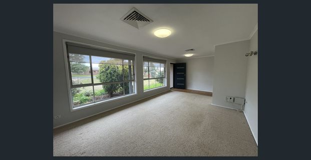 Stunning Home in Dubbo - 34 Oxley Circle - Photo 1