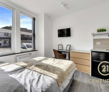 North Road, UB1 - Photo 3