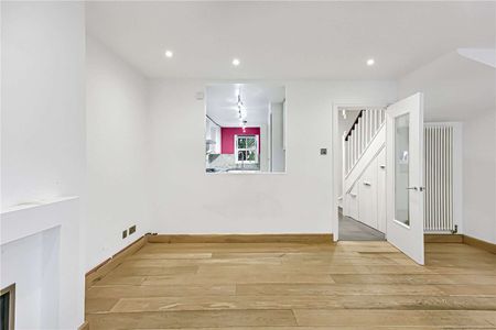 Modern 4 bedroom townhouse in a secure gated development, close to Hampstead Heath ponds, and overground station. - Photo 2