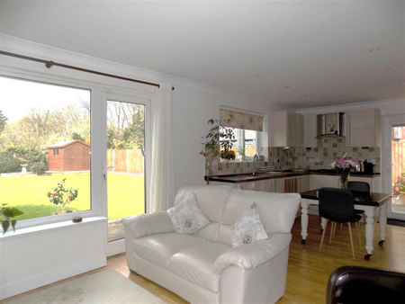 2 bedroom semi-detached bungalow to rent - Photo 2