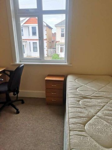 Bedroom Detached House In Bournemouth, BH9 - Photo 3