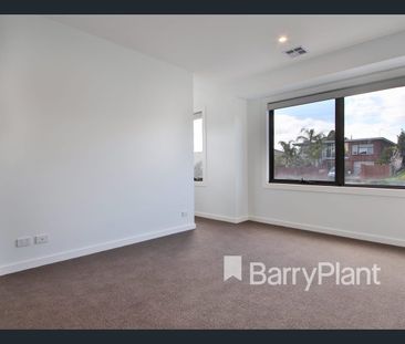 Spacious family living in a prime location! - Photo 4