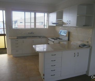 Spacious Air Conditioned Unit - Metres to Waterfont - Photo 2