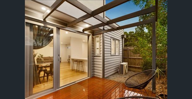 Sophisticated inner city living - Photo 1