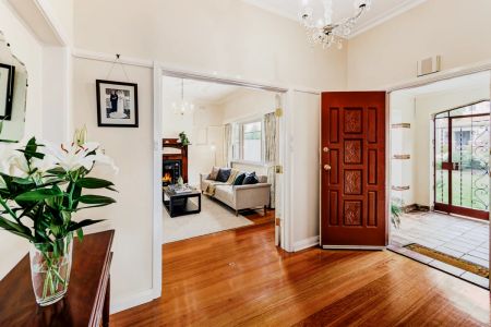 4 Bed, 1 Bath - Photo 2