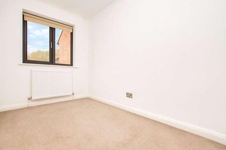 Moore Close, Tongham, Farnham, Surrey, GU10 - Photo 5