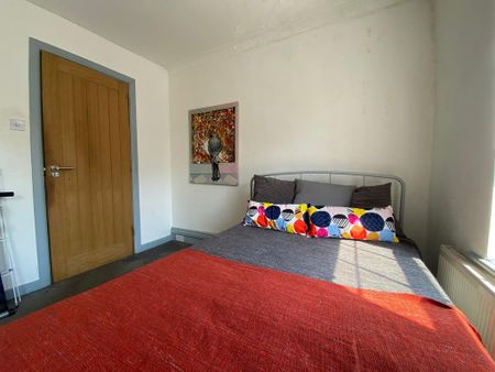 1 bedroom in a house share to rent - Photo 2