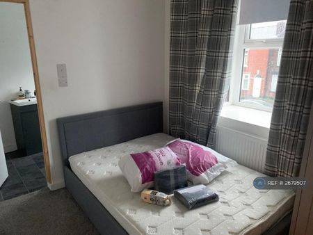 1 bedroom in a house share to rent - Photo 4