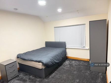 1 bedroom in a house share to rent - Photo 2