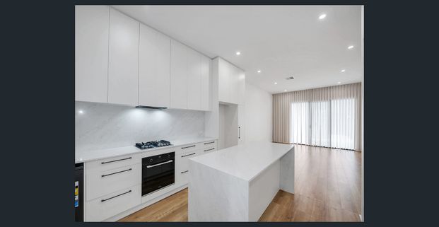 Stylish brand new 3 bedroom townhouse in great central location - Photo 1