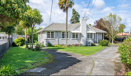 Renovated house with ample backyard & Parking - Photo 2