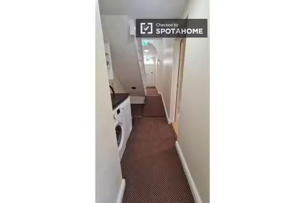 Private room in North Circular Road, Dublin - Photo 1