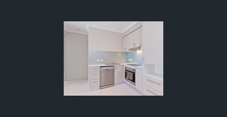 GORGEOUS GROUND FLOOR APARTMENT LIVING - Photo 3