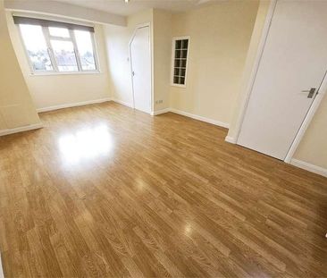 Earls Hall Avenue, Southend On Sea, Southend On Sea, Essex, SS2 - Photo 4