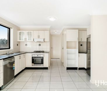 Beautiful 3 Bedroom Townhouse - Great Location! - Photo 5