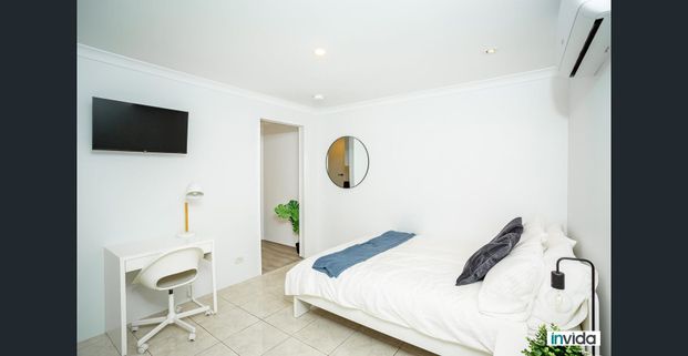 PRIVATE LOCKABLE ROOM WITH ENSUITE IN SHARED HOUSE AVAIL , UTILITIES, WIFI INCLUDED, FULLY FURNISHED AND GARAGE AVAIL - Photo 1