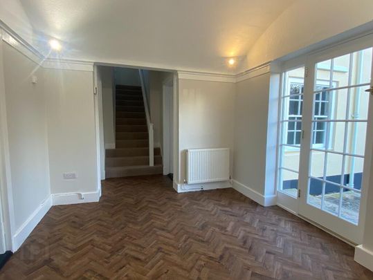 19 Circular Road East, Cultra, Holywood, BT18 0HA - Photo 1