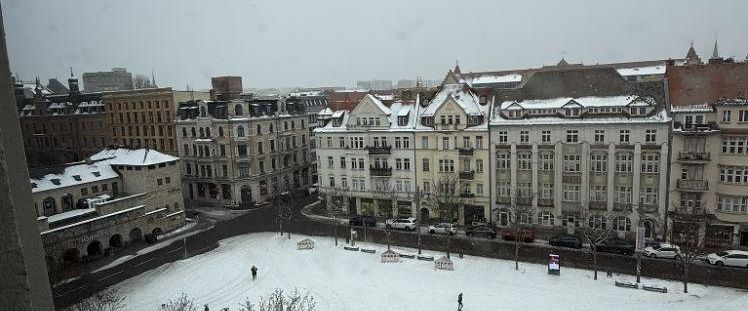 Saniertes 2-Raum Dachgeschoss mit EBK im Herzen der Altstadt von Halle - Photo 1