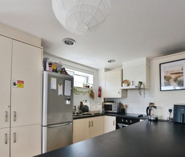 1 bedroom in a flat share to rent - Photo 5