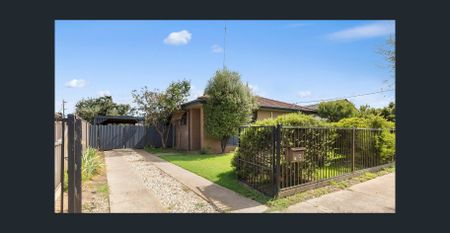 3 Bedroom Home, Great Location! - Photo 2