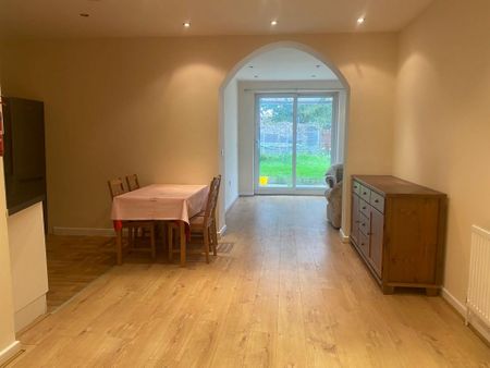 3 bedroom flat to rent - Photo 2