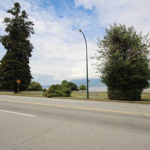 Beachfront Studio Steps from Kits Beach- Unfurnished - Jan 1st - Photo 2