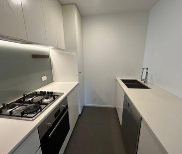 Modern3 bedroom, 2 bedrooms apartments available - Photo 5