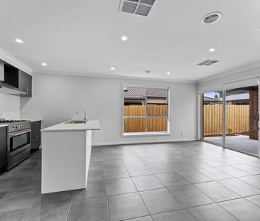 Perfectly Positioned Family Home - Photo 6