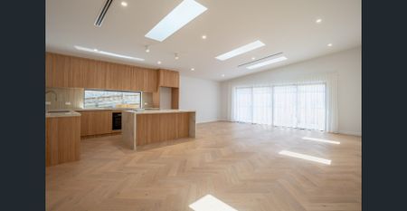 Charming, Single Level Family Home in a Premium Pocket of Oak Park - Photo 5