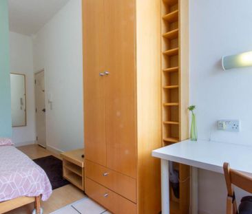 BILLS INCLUDED - Studio to rent in Earl's Court, London SW5 - Photo 1