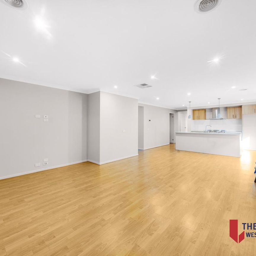 House for Lease New Riverdale Shopping Centre - Photo 1