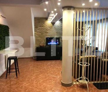Apartament de lux, 3 camere, 120mp, curte proprie, loc de parcare privat - Fotografie 2