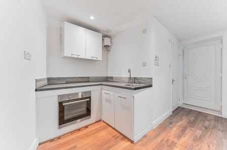 End of terrace house to rent - Photo 3