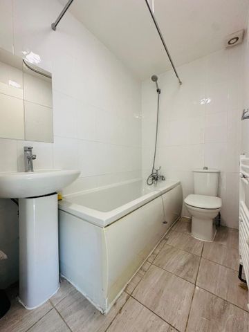 3 bedroom flat to rent - Photo 5