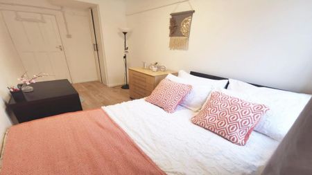 1 bedroom in a flat share to rent - Photo 4
