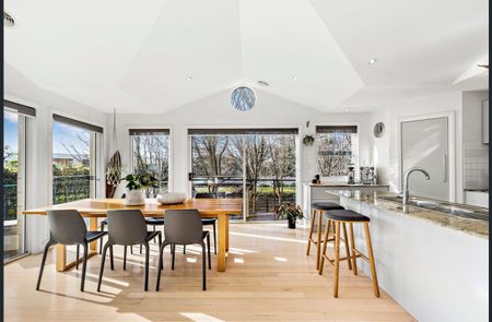 Luxury Beachside Living- Furnished. - Photo 2