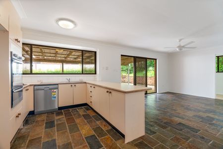 18 White Cedar Close, Green Point, NSW 2251 - Photo 5