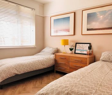 3 Bed Semi-Detached House, Woodbourne Avenue, BN1 - Photo 3