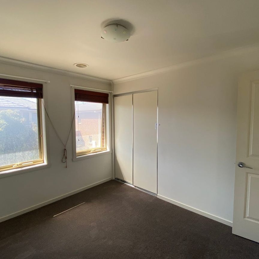 Three bedroom townhouse! - Photo 1