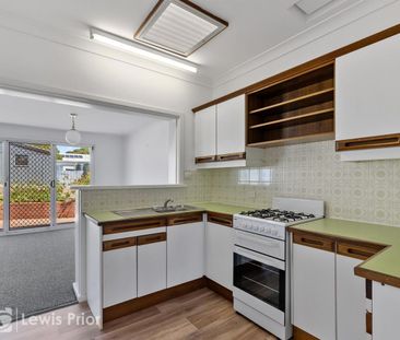 Neat & Tidy Family Home In Quiet Convenient Location - Photo 4