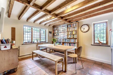 Charming four bedroom family home with many period features - Photo 4