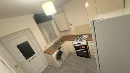 2 bedroom terraced house to rent - Photo 2