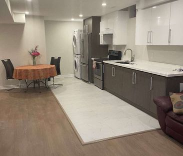 For Lease - 32 Herefordshire Crescent, Newmarket, Ontario - Photo 1