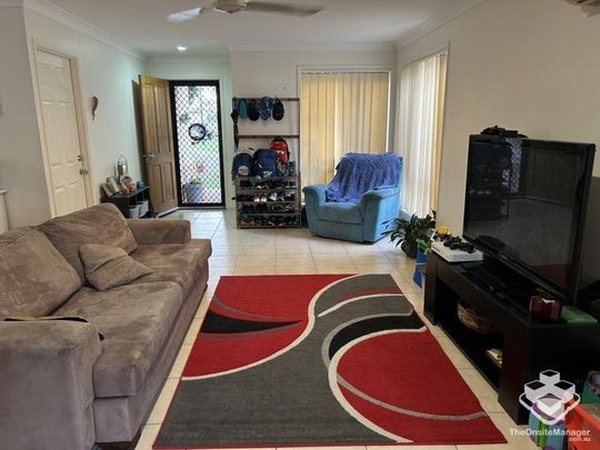Spacious 3 bedroom house in great location - Photo 1