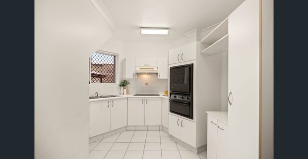 Charming Ground-Floor Retreat in a Premier Wooloowin Pocket - Photo 1