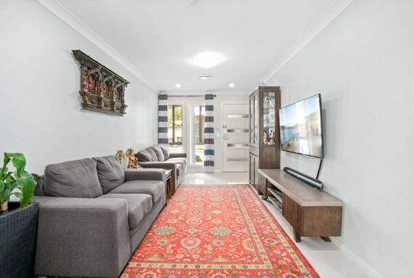 Well Presented 4 Bedroom Townhouse Close to Blacktown CBD! - Photo 1